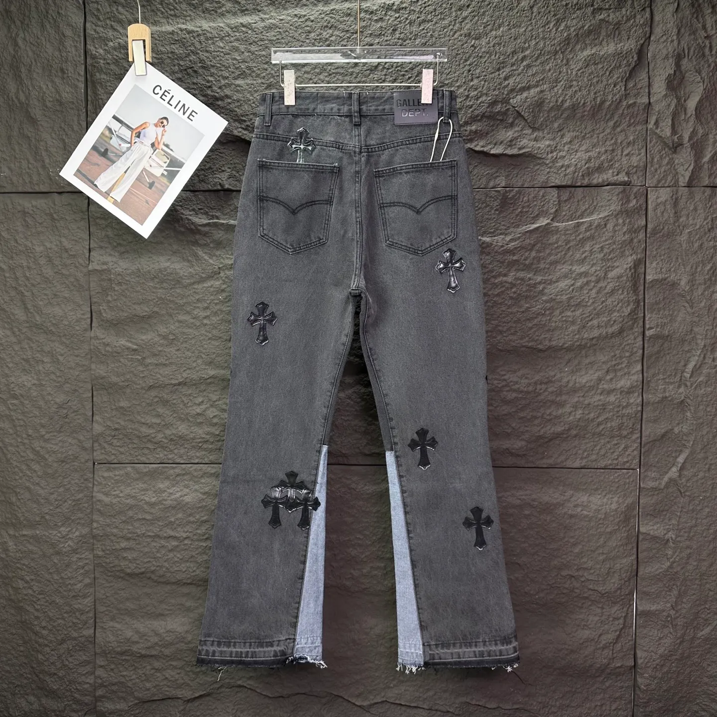 P270 GALLERY DEPT. Co-branded 2025 new black cross-leather stitching couple's style loose washed flared jeans 🔥High version🔥High version🔥 Top ceiling quality Styles with different washed textures are very friendly to people with thin legs and thick legs. The slightly flared version is very flattering to the leg shape. Moderate length that never goes out of style, easy and casual to match, basic styling for various styles, a must-have in the wardrobe! The fabric is stiff but also makes the upper body soft without losing texture. The washing process is even more perfect. It is a must-have item for everyone! ! ! Washed wheat, tag, pants label, three complete labels Color: washed black, washed blue Size: 28, 30, 32, 34 (four sizes)